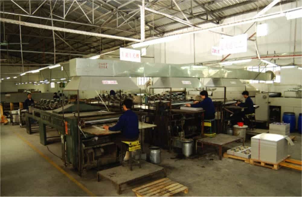 Outdated factory scene showing disorganized workflow and inconsistent quality control