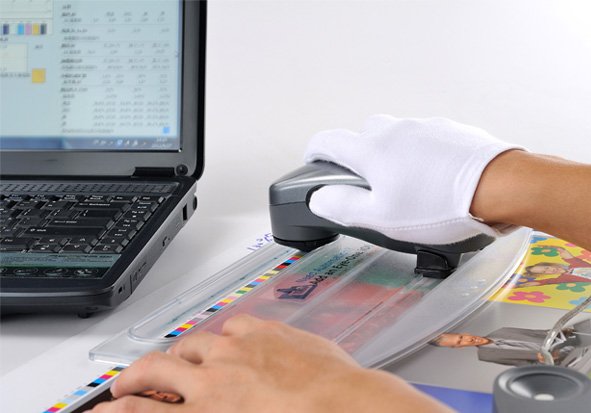 4C Colorimeter (Spectrophotometer) measuring color accuracy for printed packaging materials