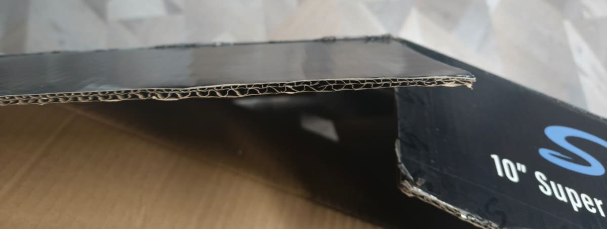 5-layer corrugated box with double-flute protection, designed for large and heavy products, photographed in a logistics environment to emphasize durability.